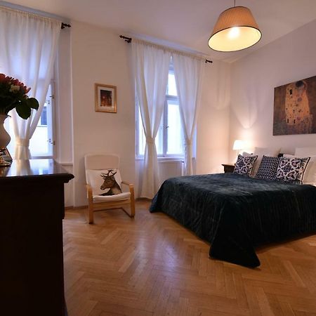 Cozy Flat By The Astronomical Clock Apartment Прага Екстериор снимка