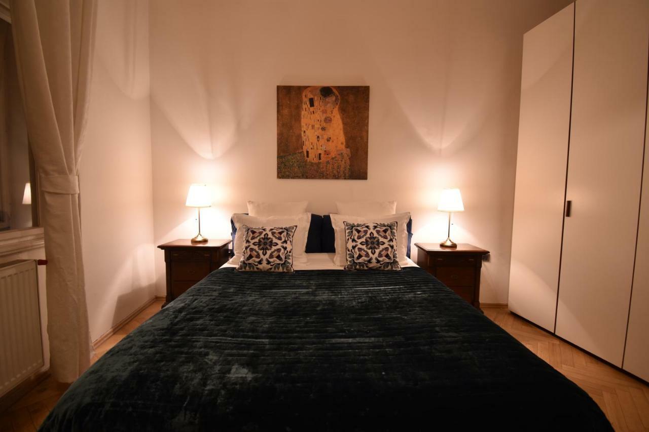 Cozy Flat By The Astronomical Clock Apartment Прага Екстериор снимка