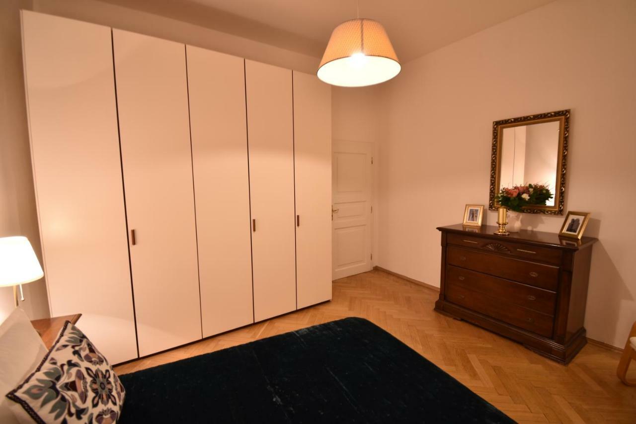 Cozy Flat By The Astronomical Clock Apartment Прага Екстериор снимка