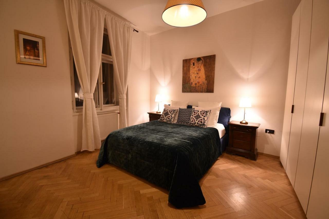 Cozy Flat By The Astronomical Clock Apartment Прага Екстериор снимка