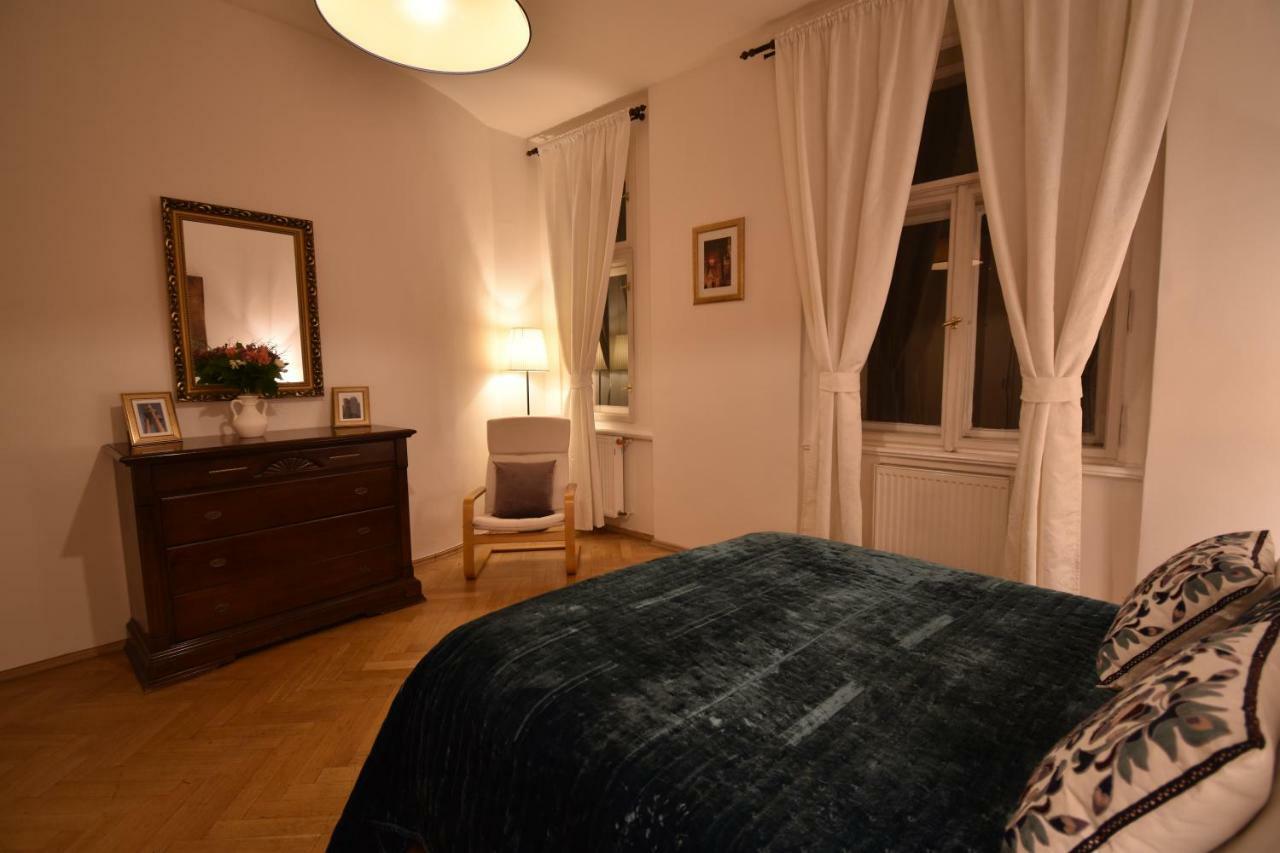 Cozy Flat By The Astronomical Clock Apartment Прага Екстериор снимка