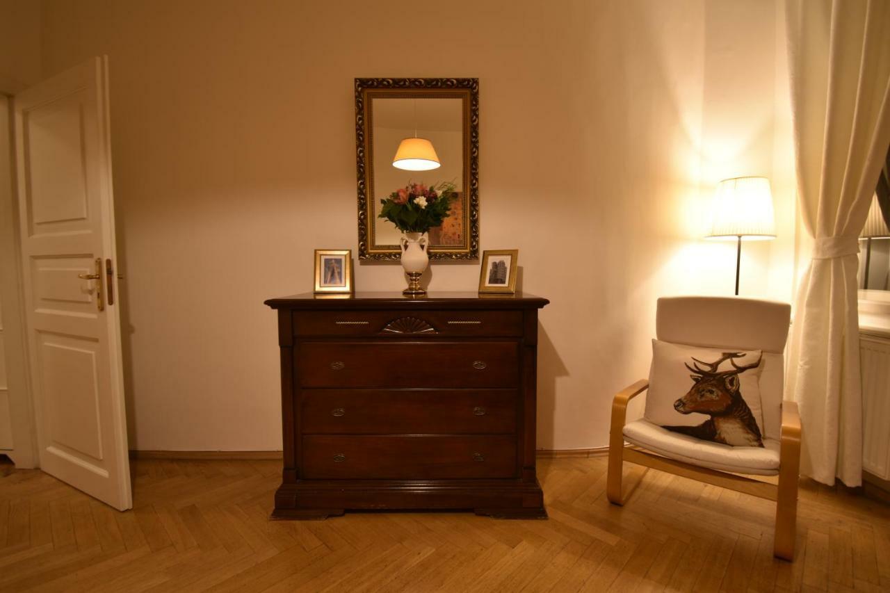 Cozy Flat By The Astronomical Clock Apartment Прага Екстериор снимка